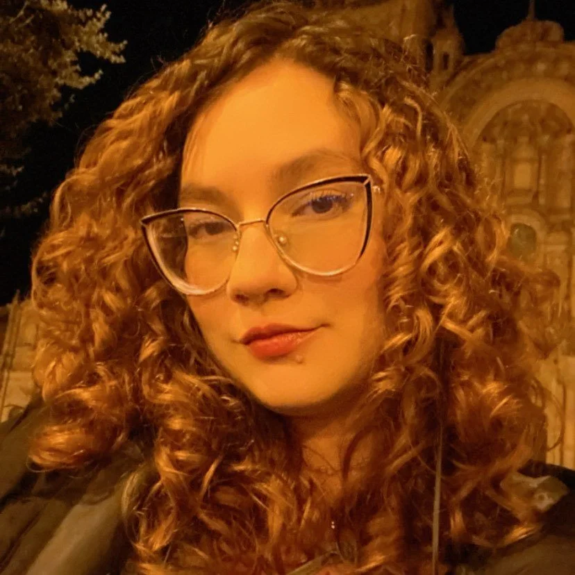 Isa smiling during a trek