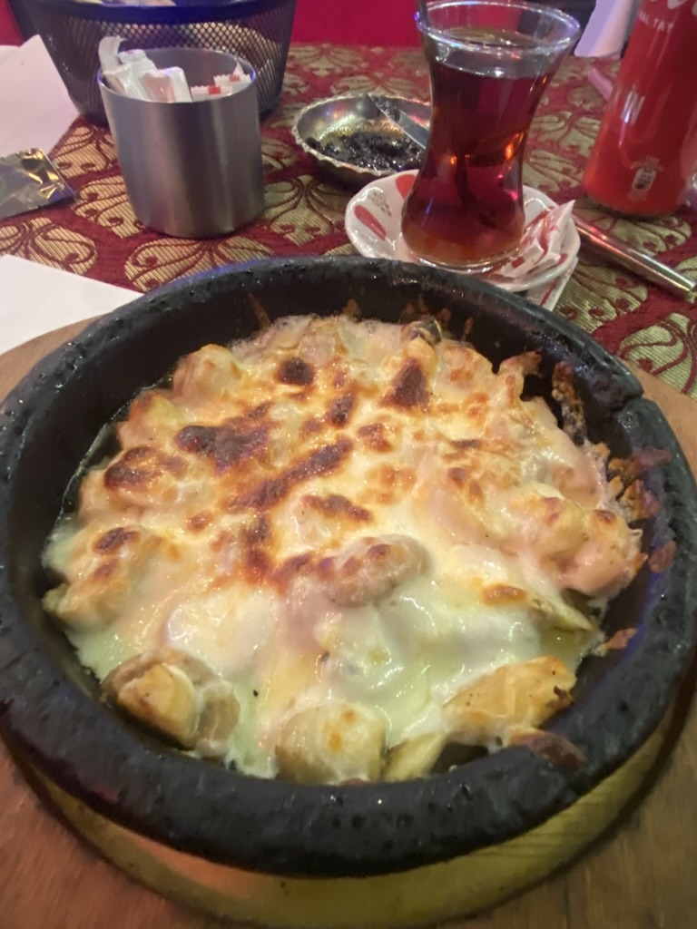 Kaşarlı Mantar, oven-baked cheesy mushrooms.